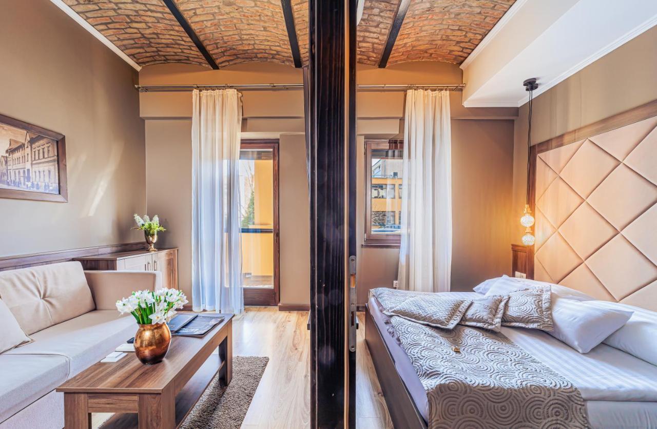 Komlo Hotel גיולה מראה חיצוני תמונה