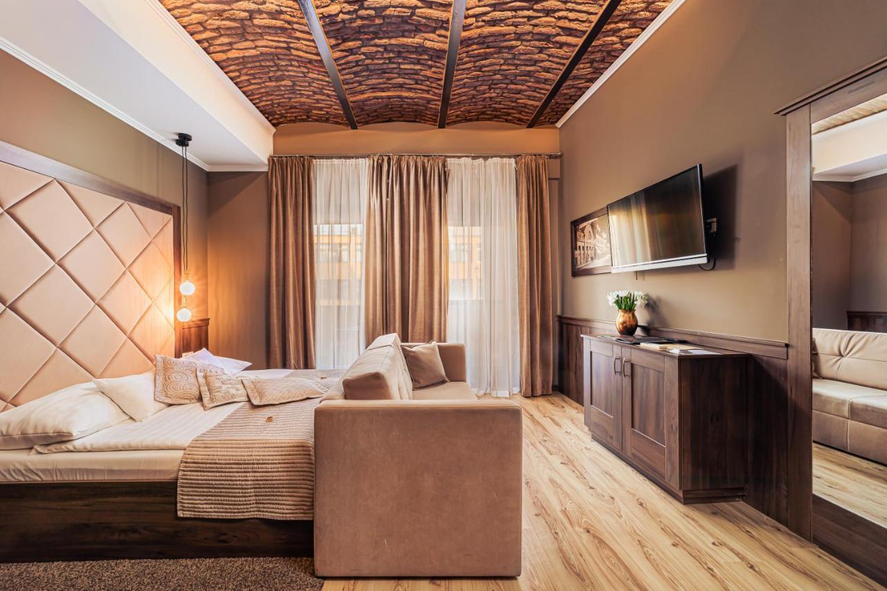 Komlo Hotel גיולה מראה חיצוני תמונה