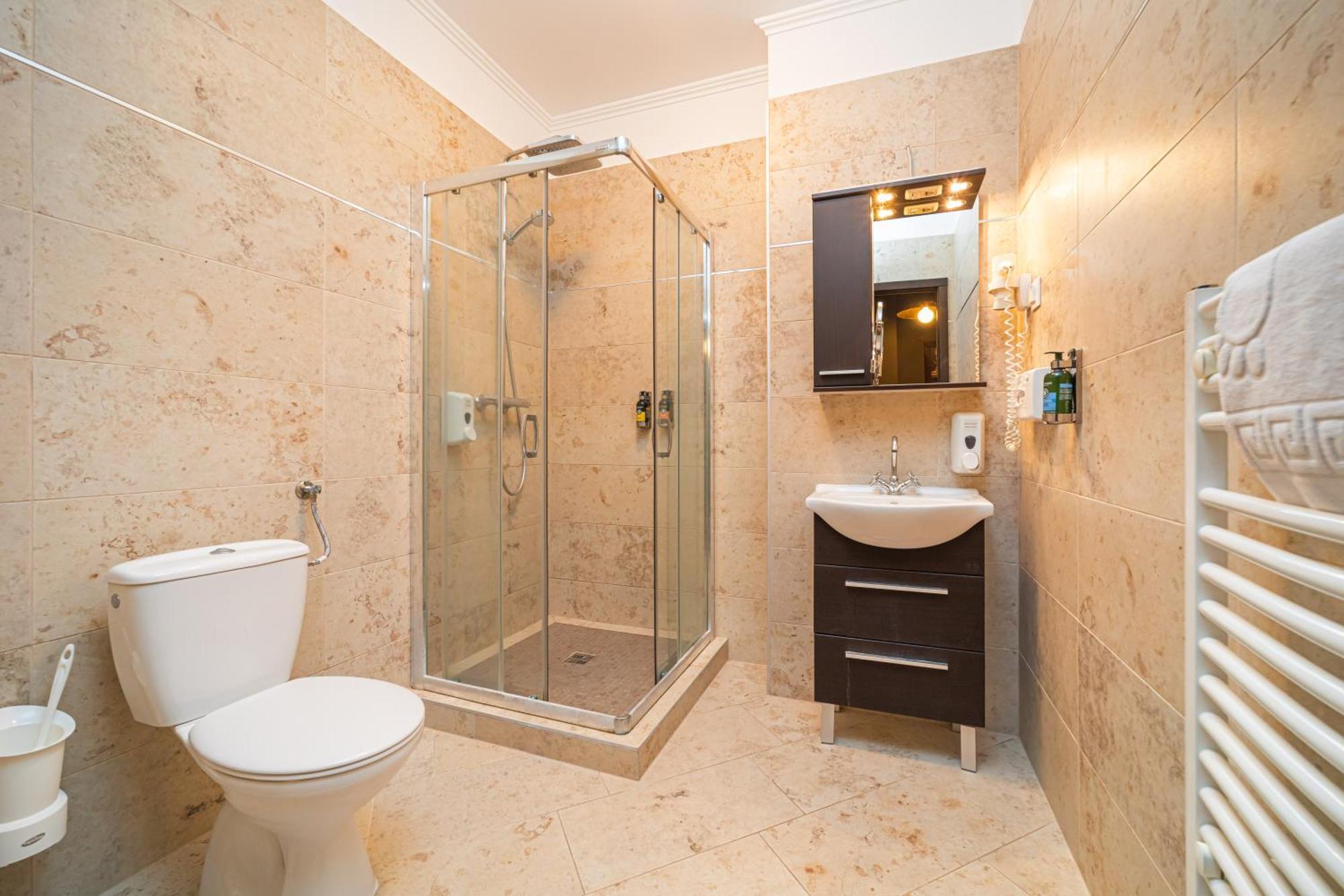 Komlo Hotel גיולה מראה חיצוני תמונה