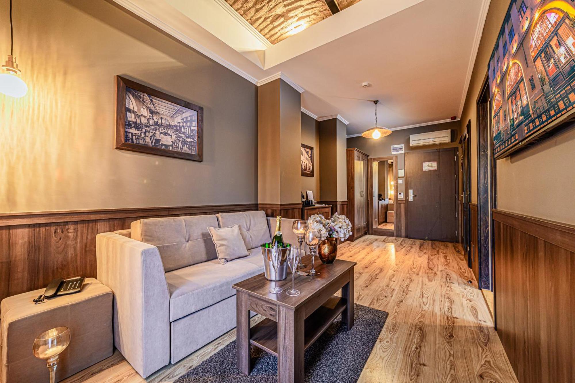 Komlo Hotel גיולה מראה חיצוני תמונה