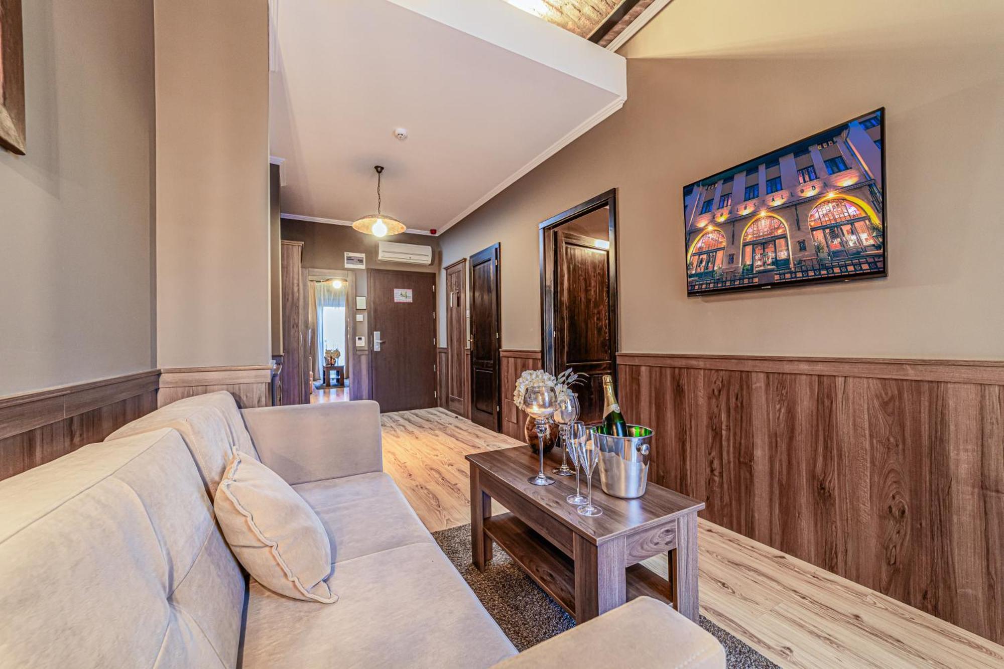 Komlo Hotel גיולה מראה חיצוני תמונה