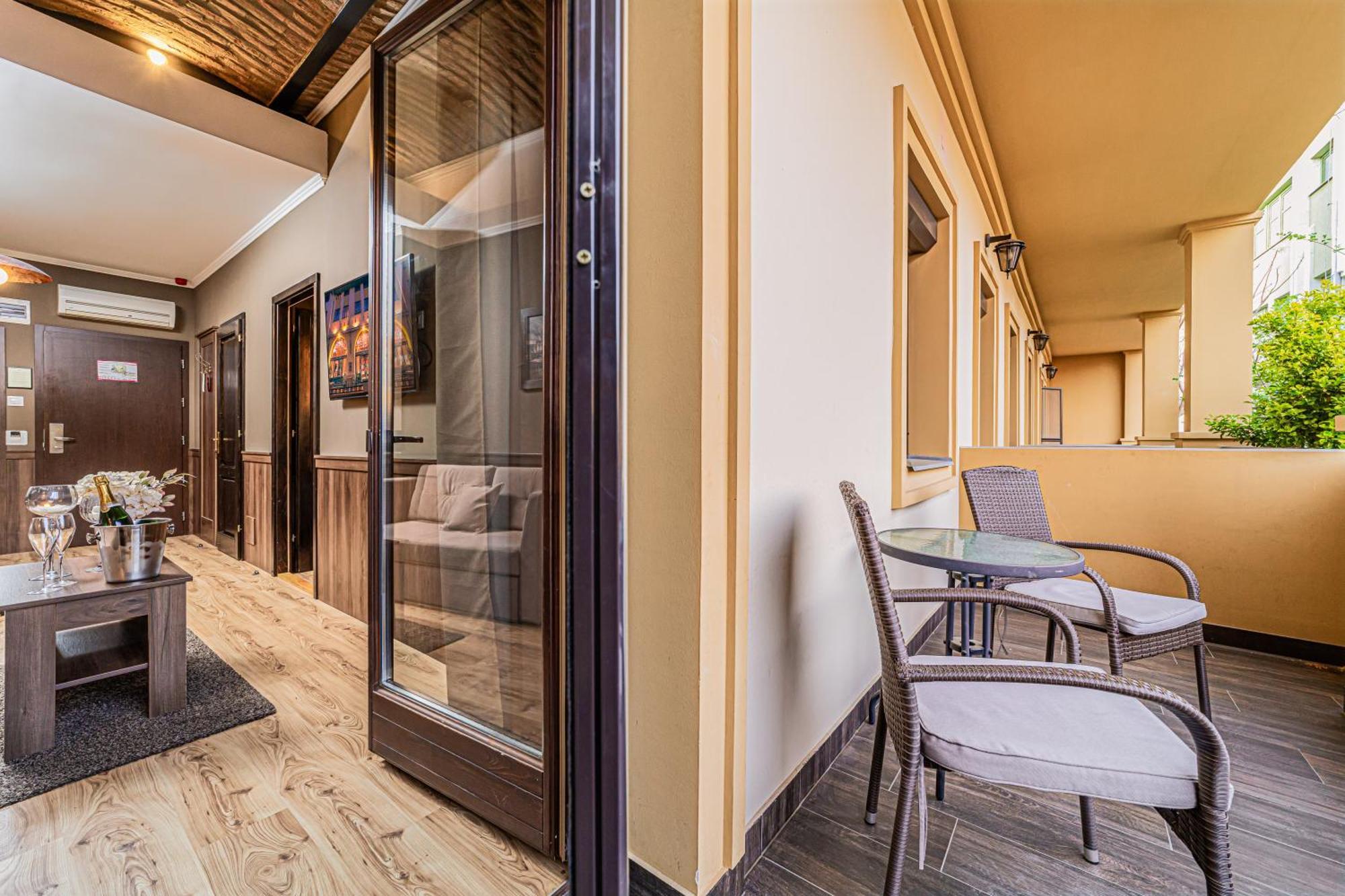 Komlo Hotel גיולה מראה חיצוני תמונה