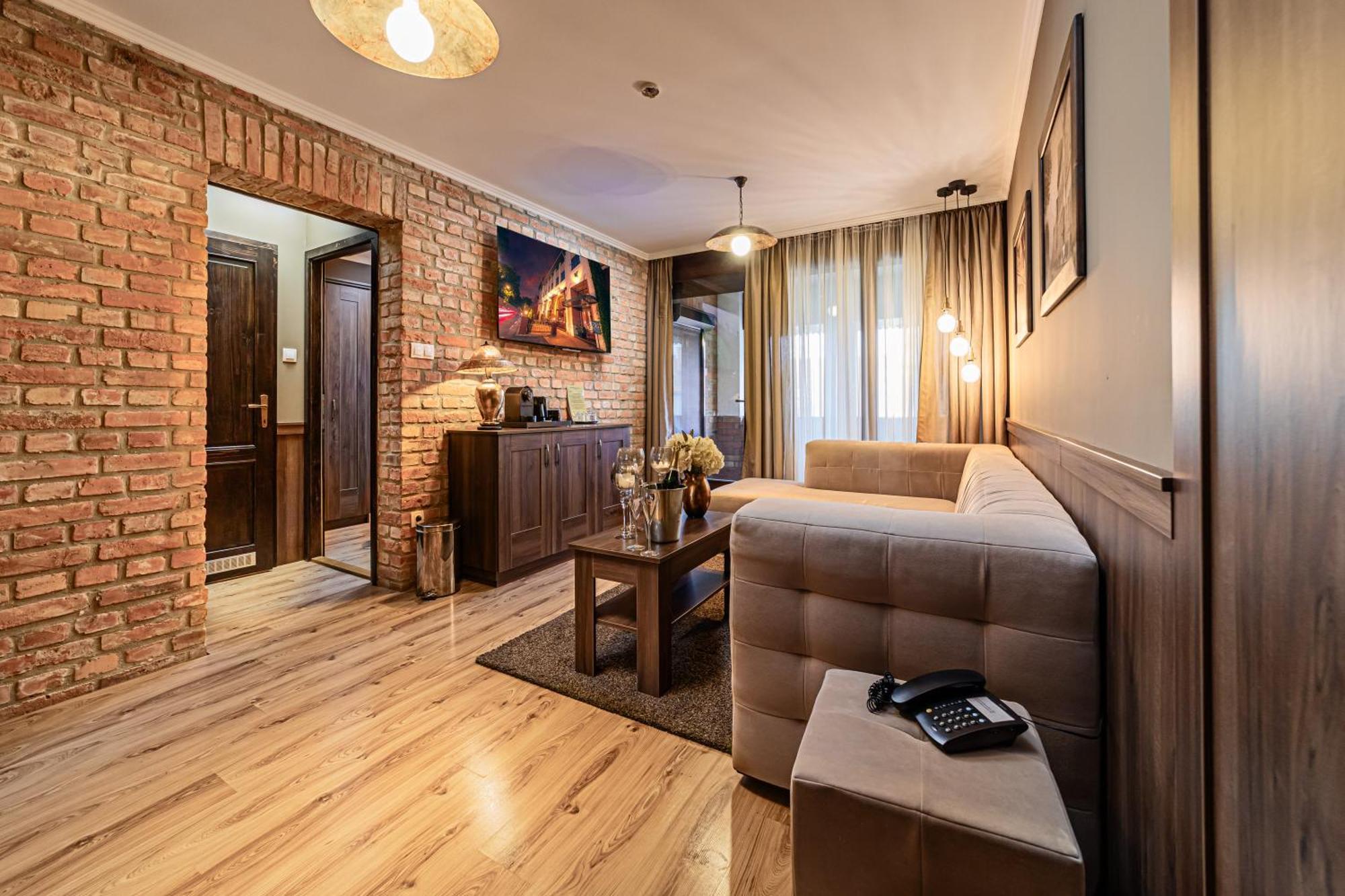 Komlo Hotel גיולה מראה חיצוני תמונה