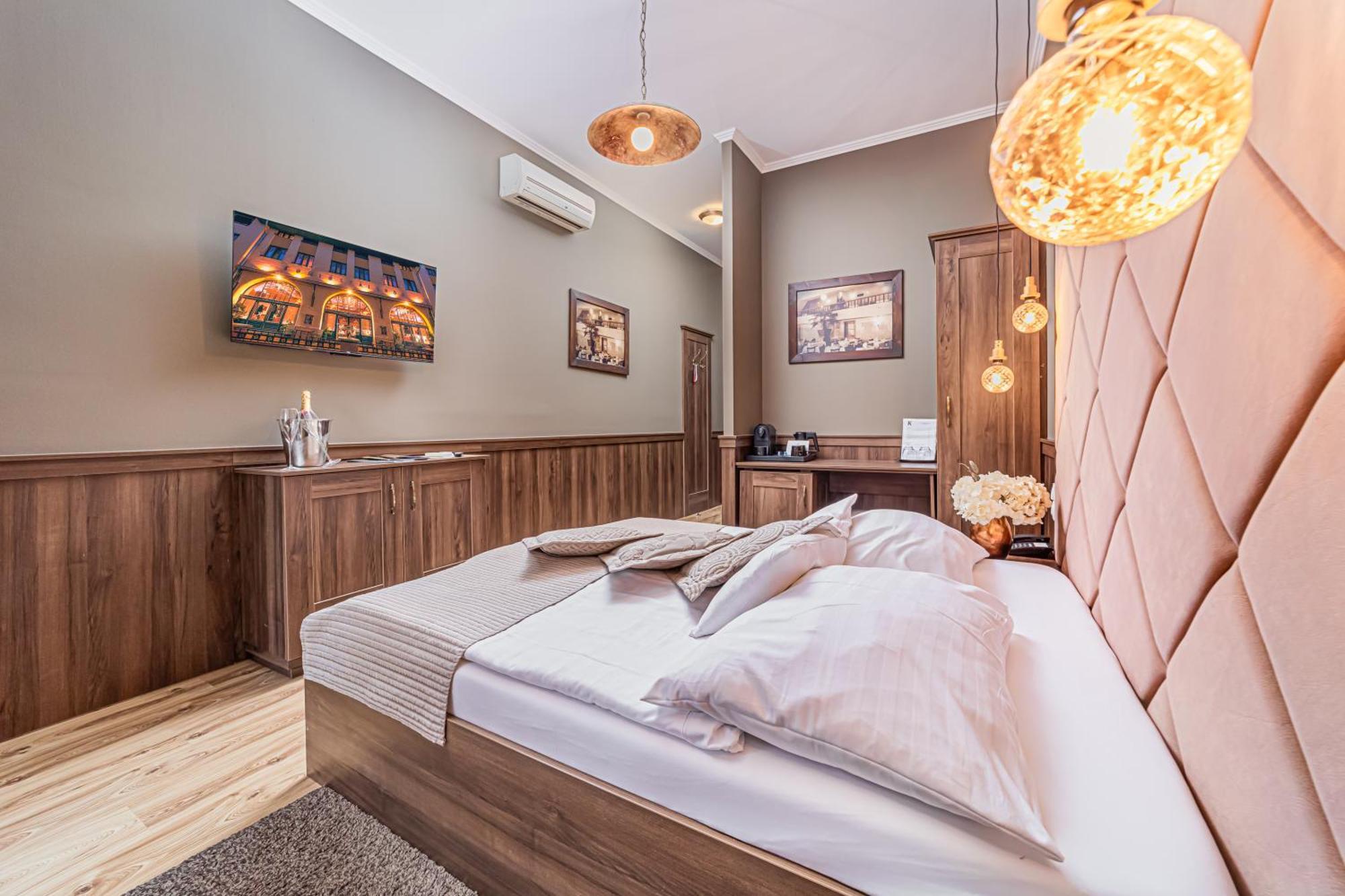 Komlo Hotel גיולה מראה חיצוני תמונה