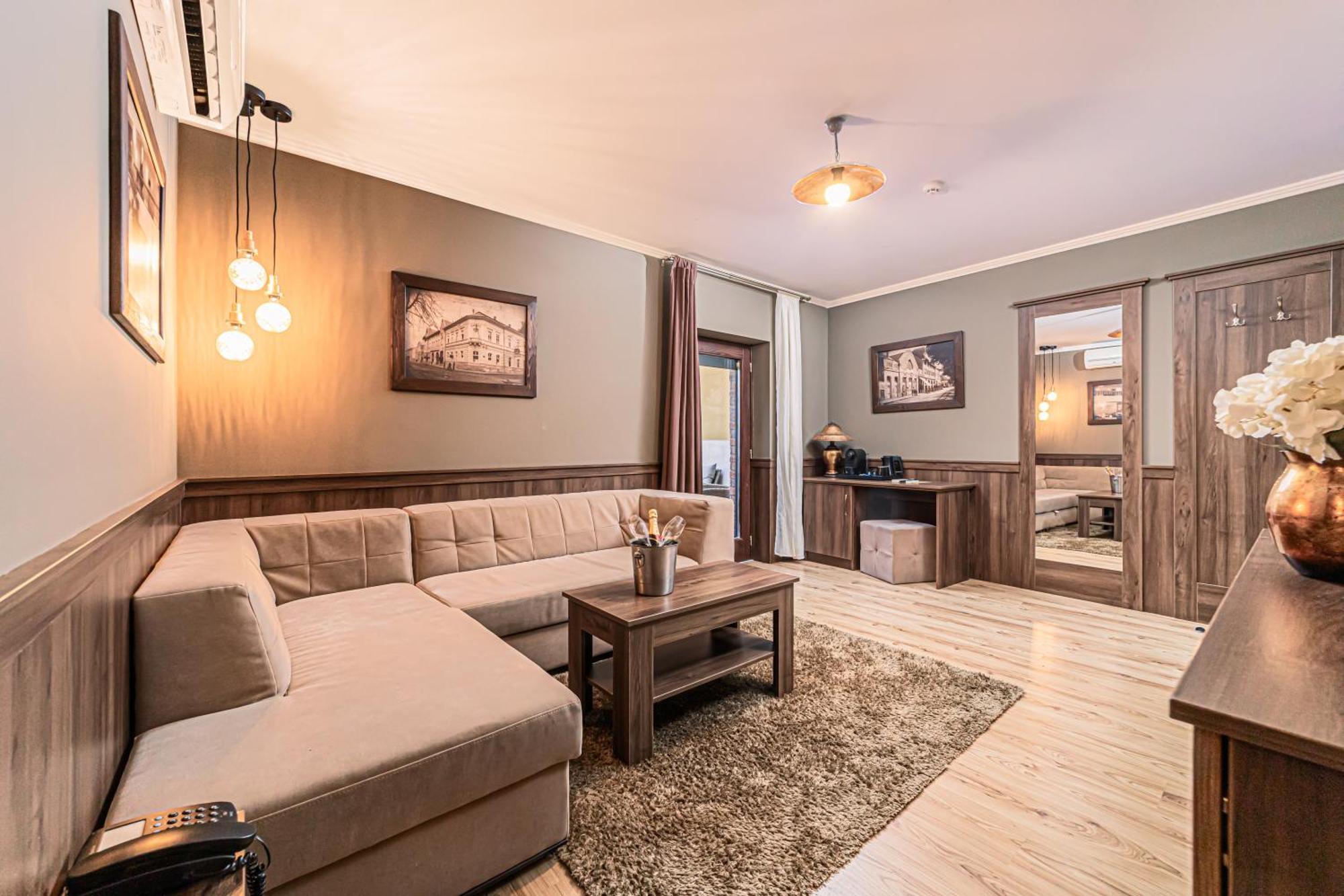 Komlo Hotel גיולה מראה חיצוני תמונה