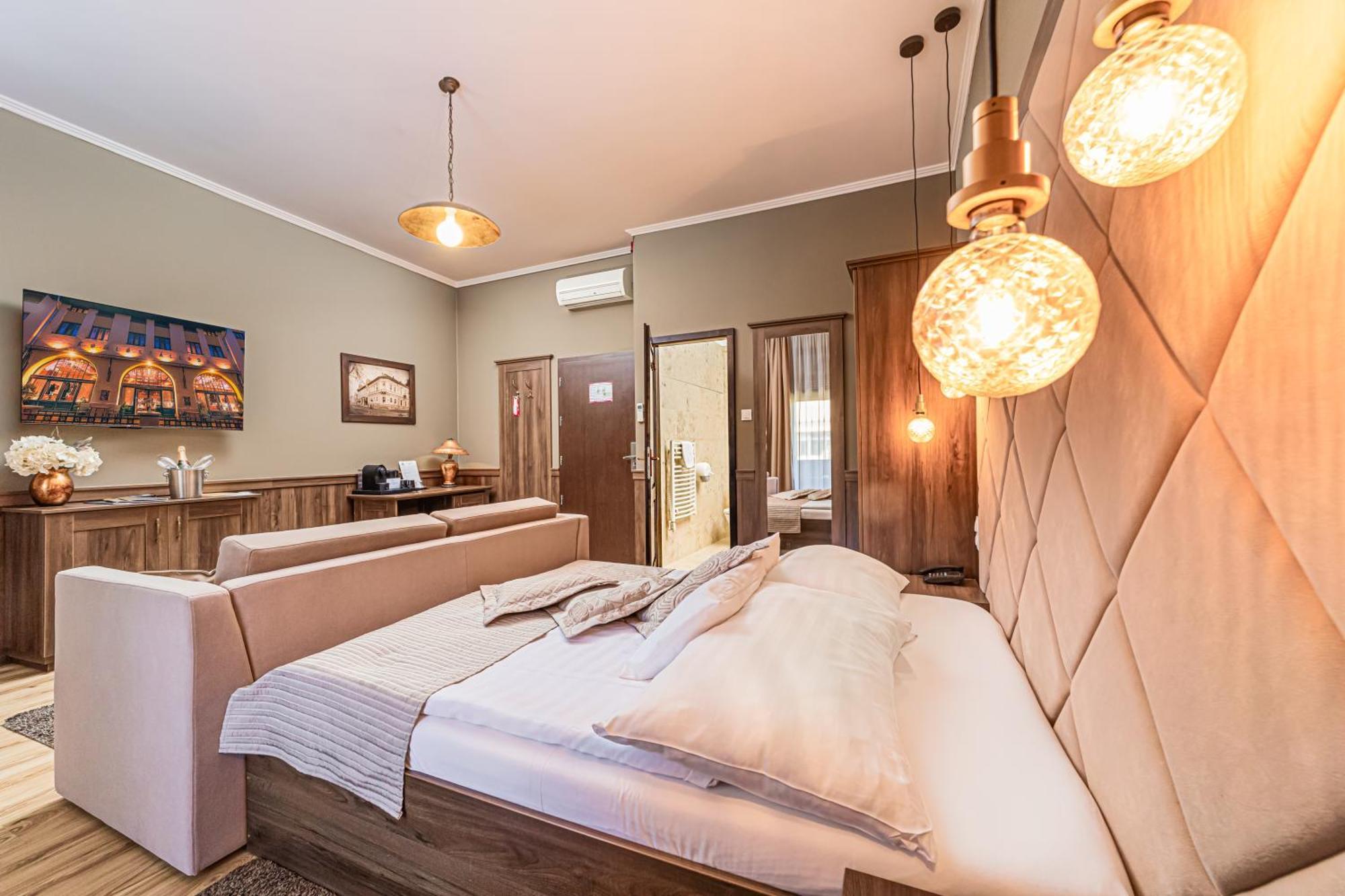 Komlo Hotel גיולה מראה חיצוני תמונה