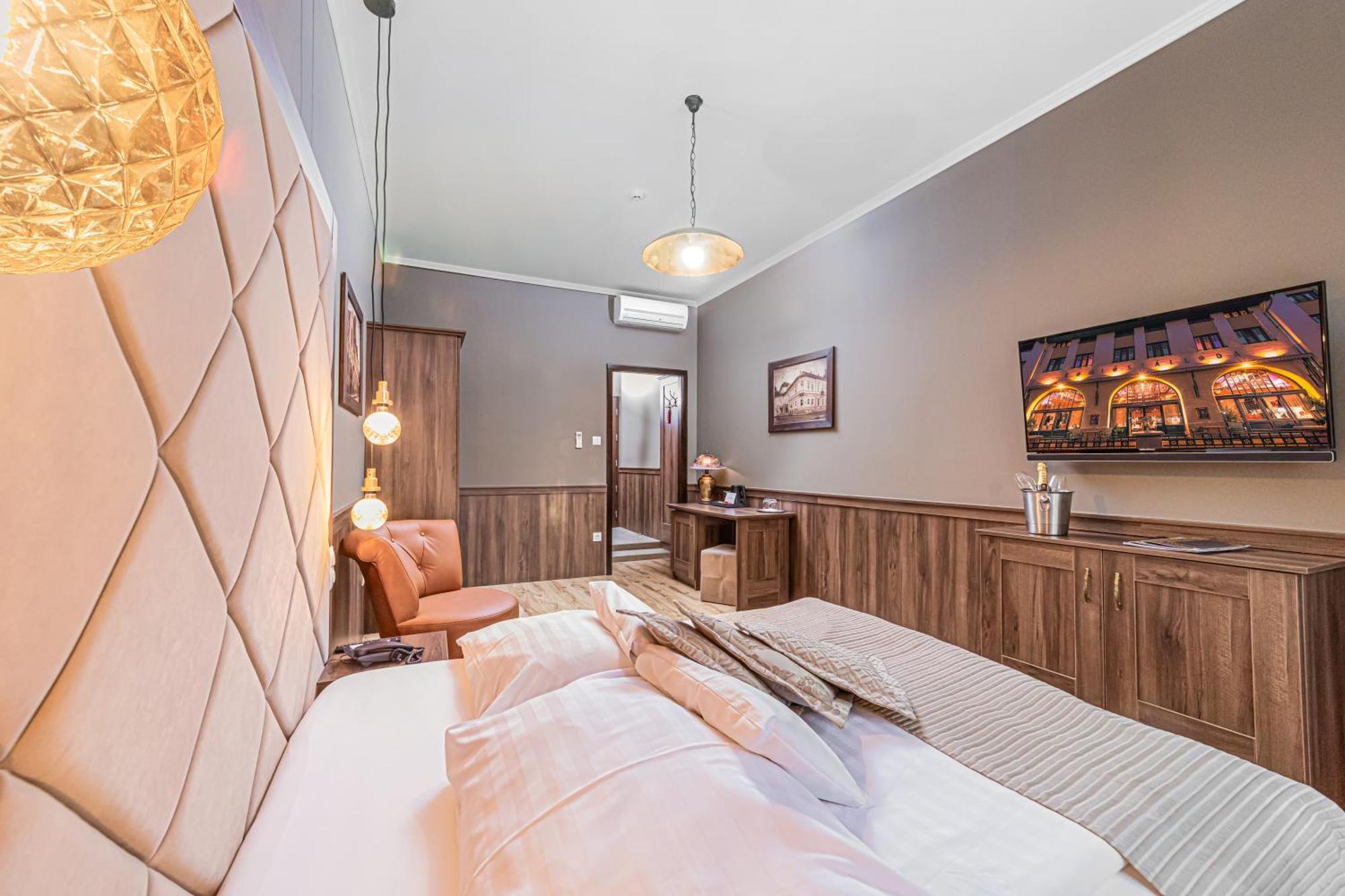 Komlo Hotel גיולה מראה חיצוני תמונה