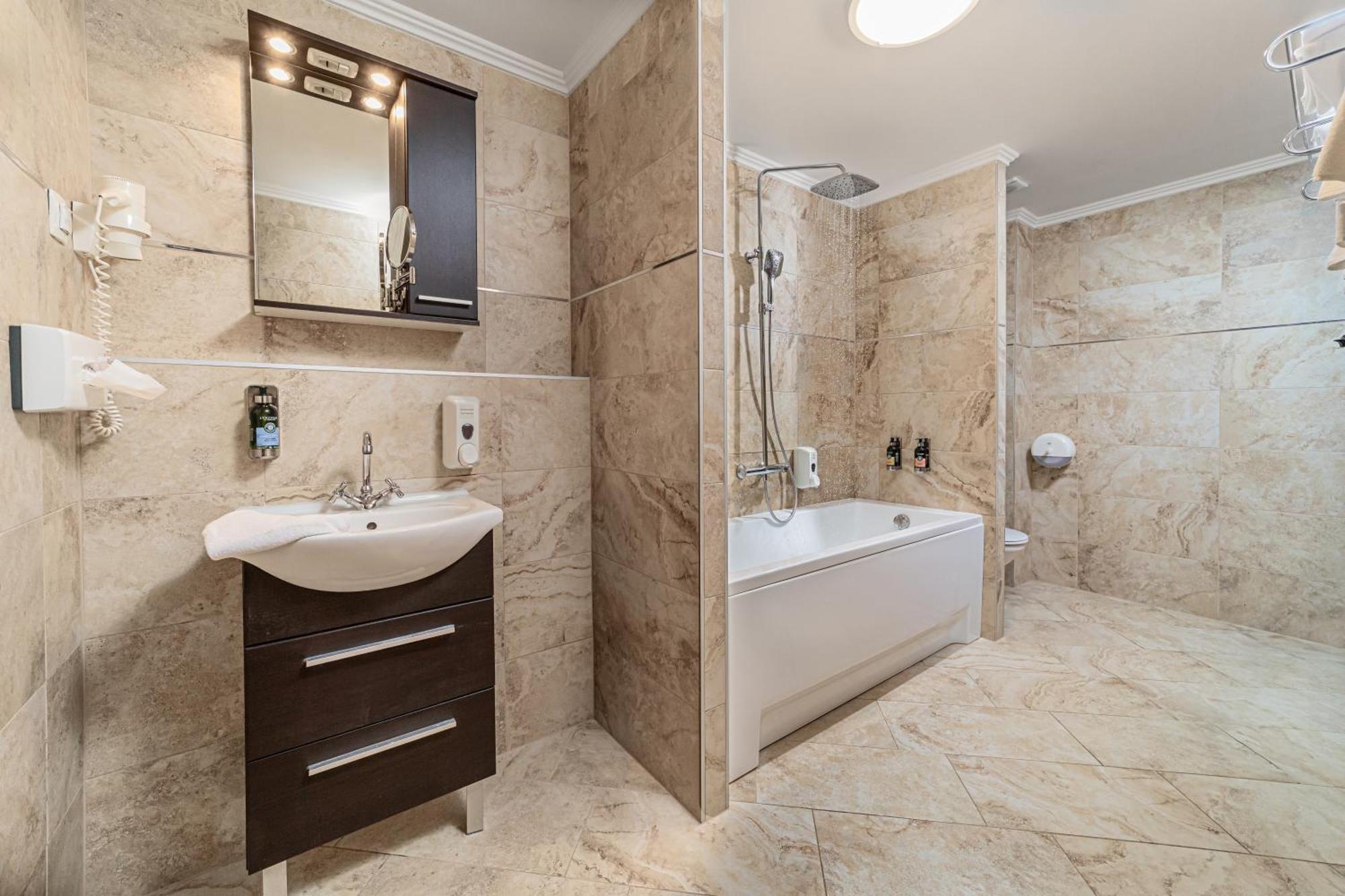 Komlo Hotel גיולה מראה חיצוני תמונה