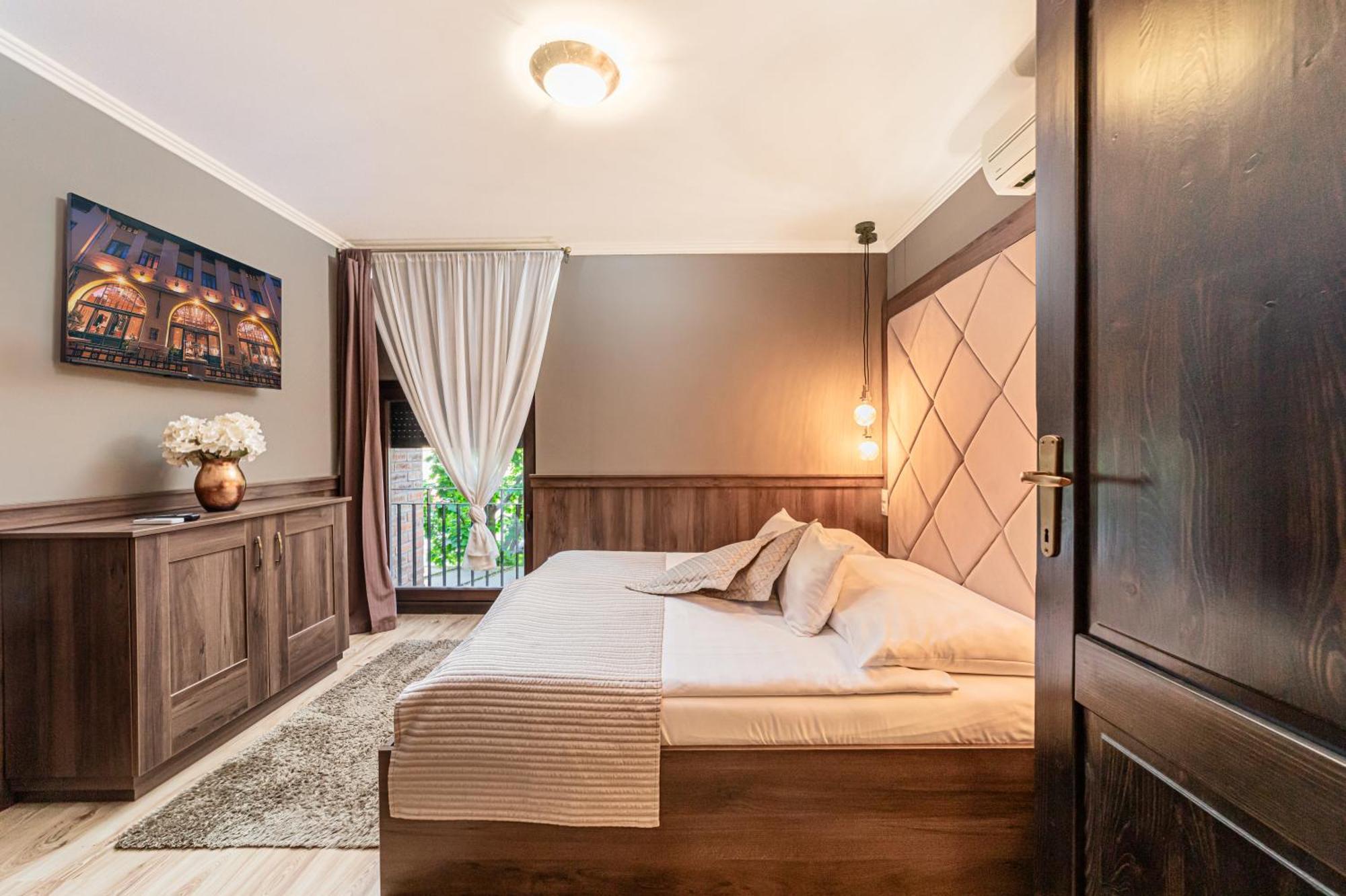 Komlo Hotel גיולה מראה חיצוני תמונה