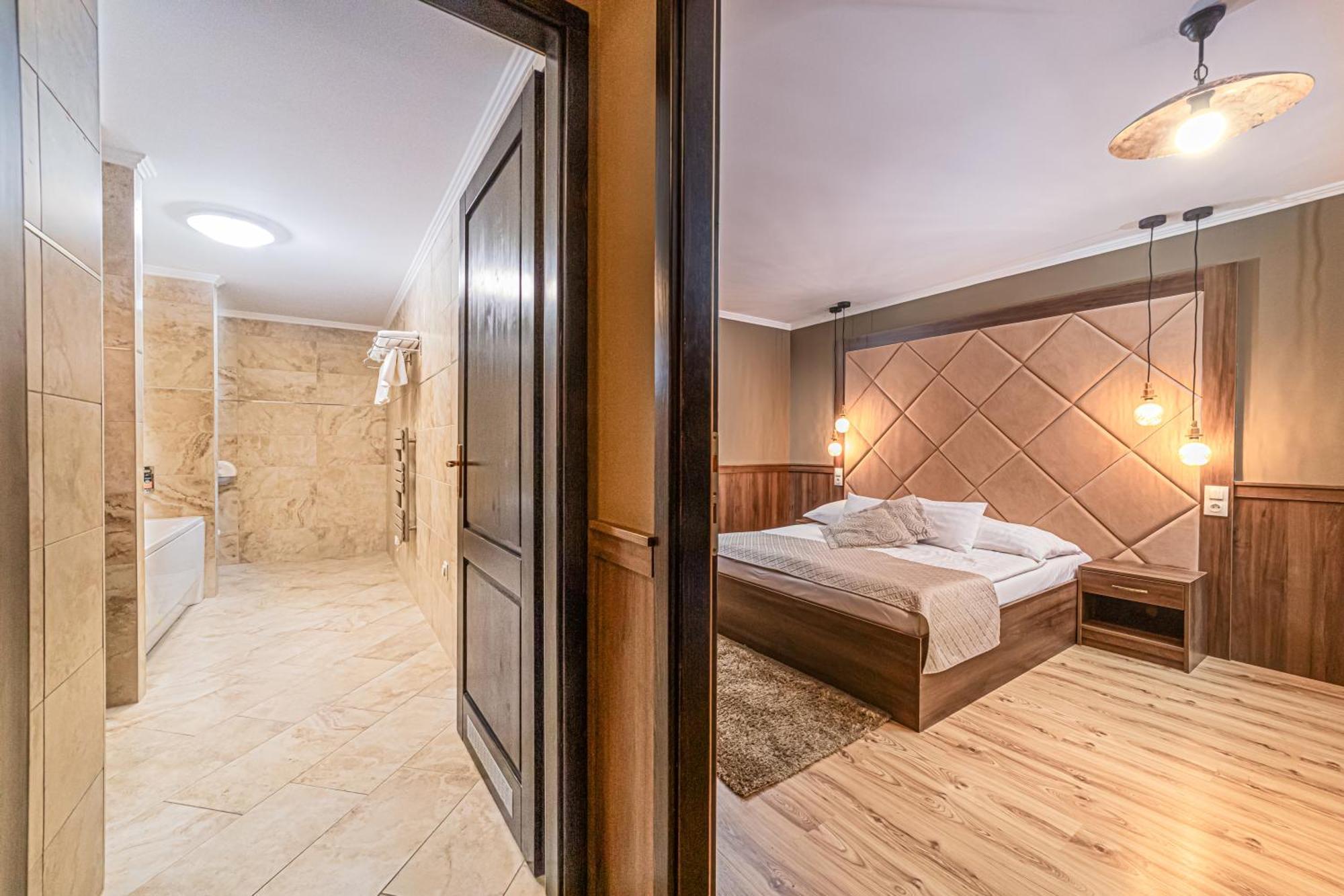 Komlo Hotel גיולה מראה חיצוני תמונה