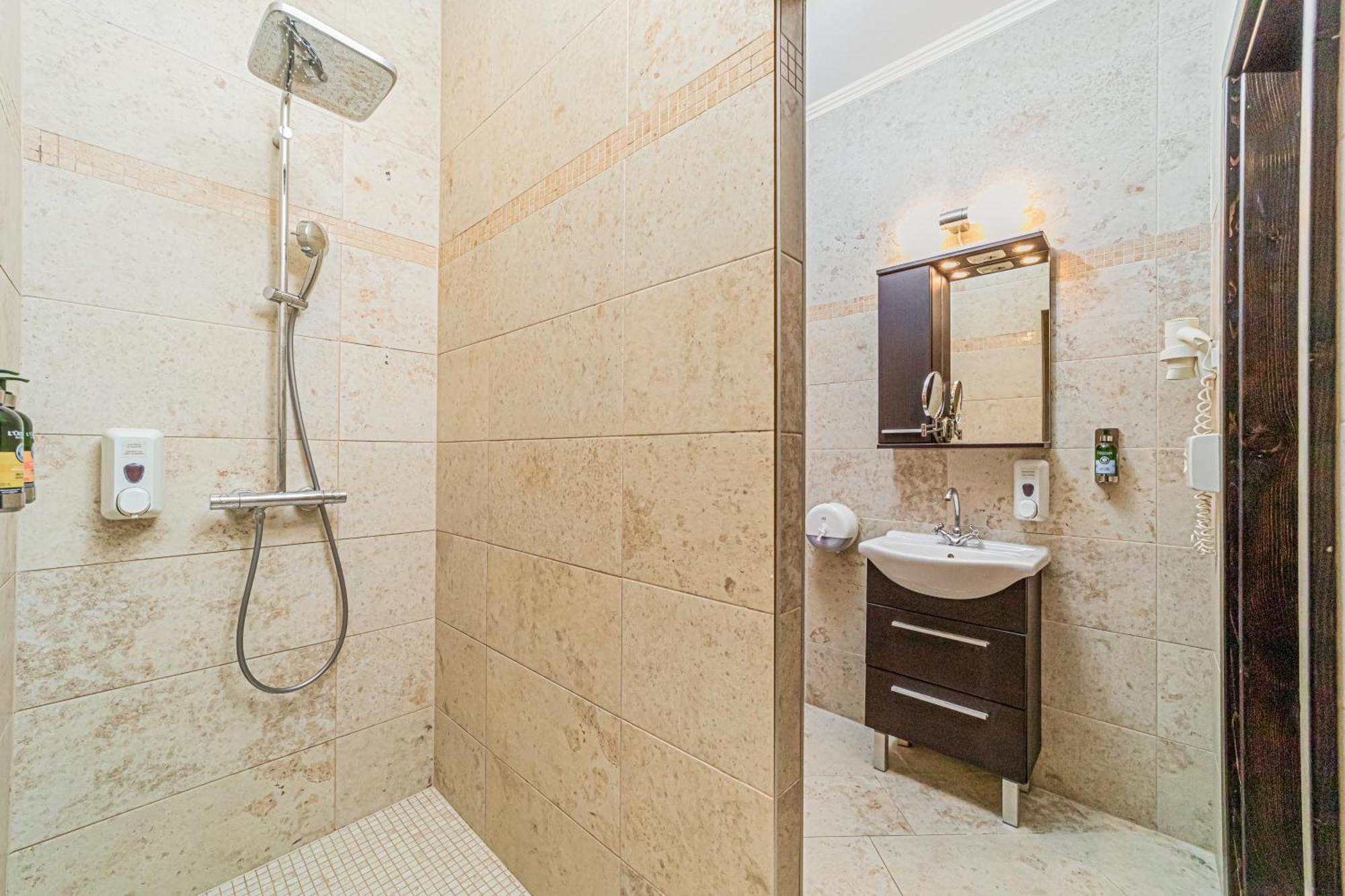Komlo Hotel גיולה מראה חיצוני תמונה