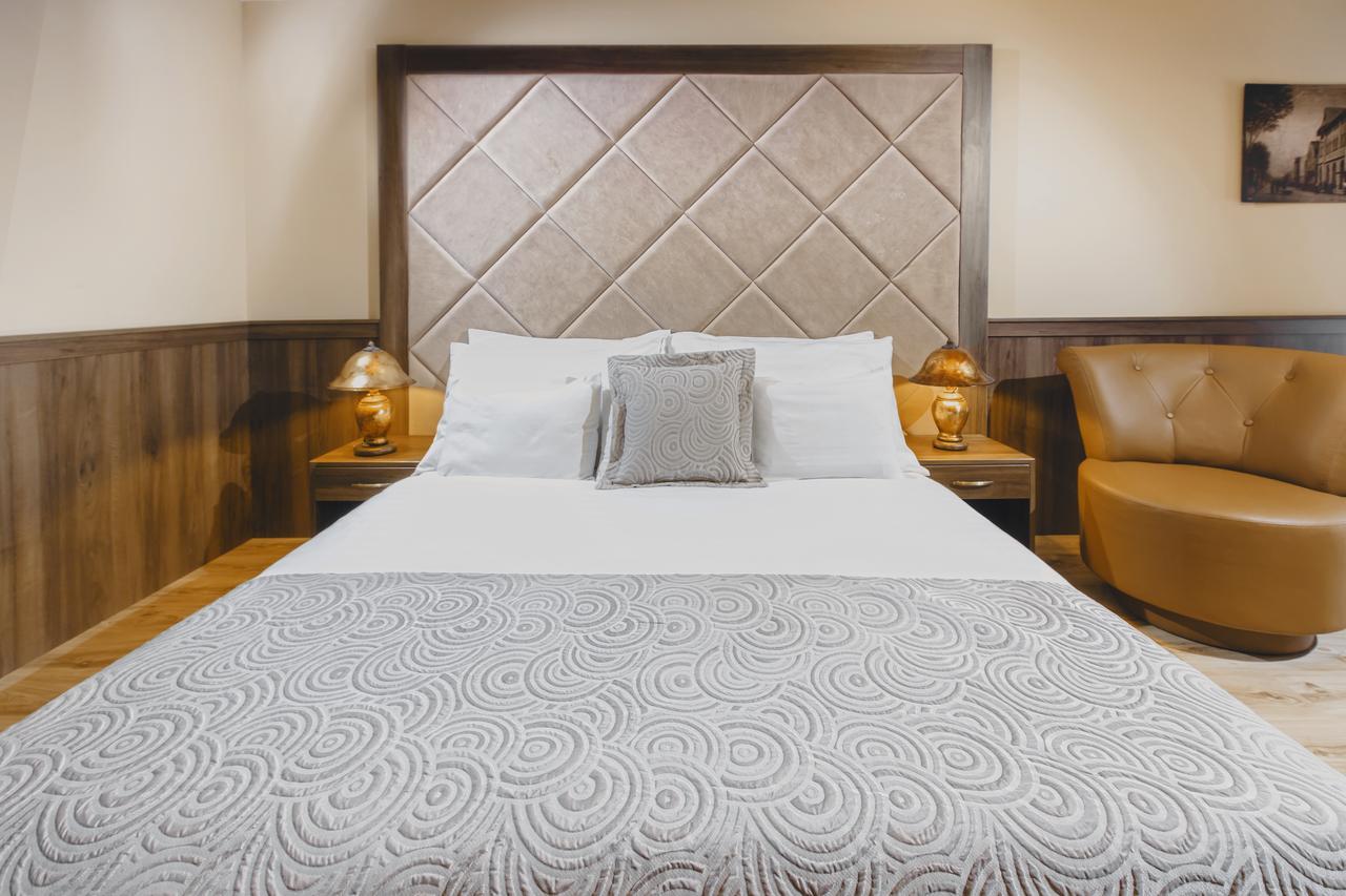 Komlo Hotel גיולה מראה חיצוני תמונה