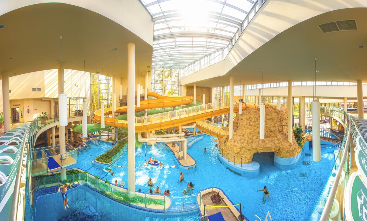 Komlo Hotel גיולה מראה חיצוני תמונה
